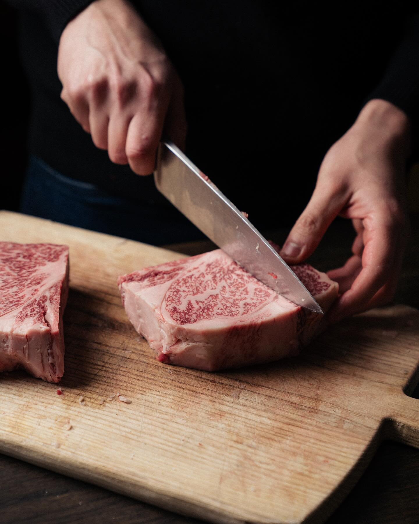 Wagyu for Sunday dinner may seem extravagant, but every day is worth celebrating 🍾 Enjoy your Sunday!

📸: @almar.vlot

#Confuego #Confuegobreda #Breda #Steak #Meat #Winelist #Wine #Steakhouse #Cocktails #Staff #Crew #Chef #Fire #Grill #Tenderloin #