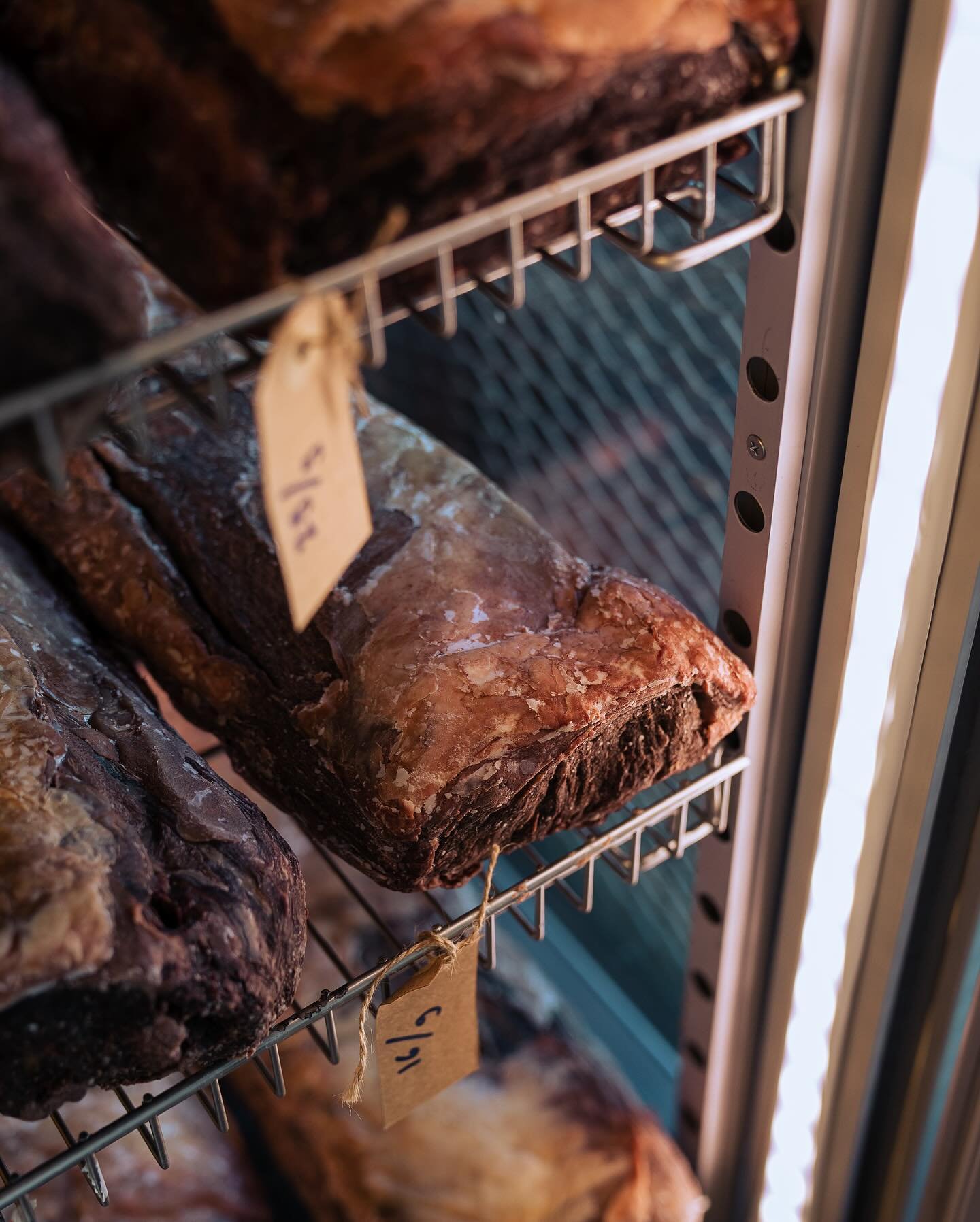 Age is just a number, especially when it comes to our steaks! 😉🥩 Our dry aging process transforms prime cuts into flavor-packed masterpieces, proving that maturity only enhances perfection 🤩

📸: @almar.vlot

#Confuego #Confuegobreda #Breda #Steak