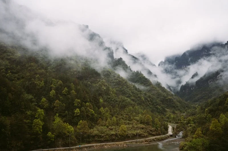 Der Tianmen Mountain mit Wolken bedeckt