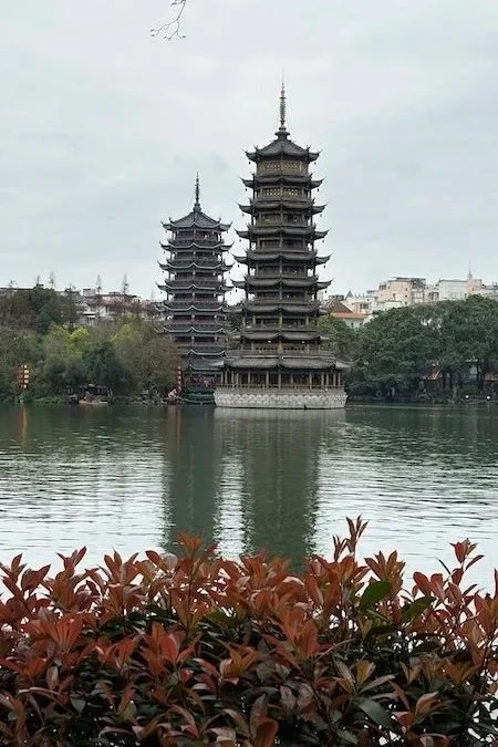 Sonne und Mond Pagode in Guilin auf dem See in der Stadt