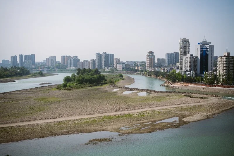 Blick vom Leshan Buddha auf die Stadt Leshan