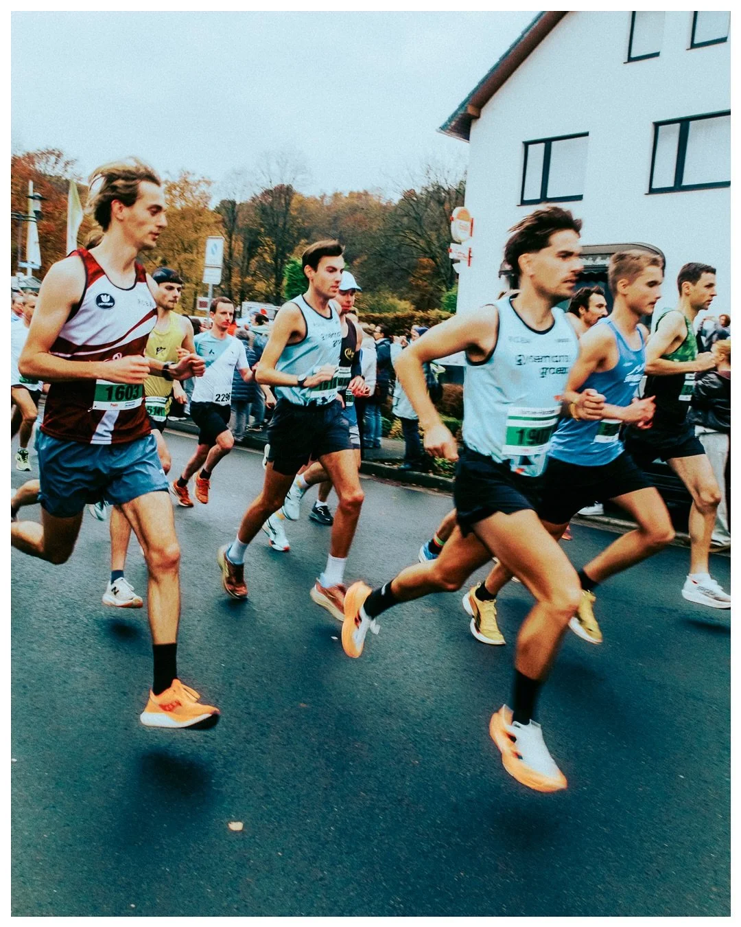 Massenph&auml;nomen Marathon. 

Letzten Sonntag durfte ich den Rursee Marathon festhalten &ndash; tausende L&auml;uferinnen und L&auml;ufer, die sich gemeinsam auf den Weg machen. Jeder mit seiner eigenen Geschichte, seinem eigenen Ziel, aber verbund