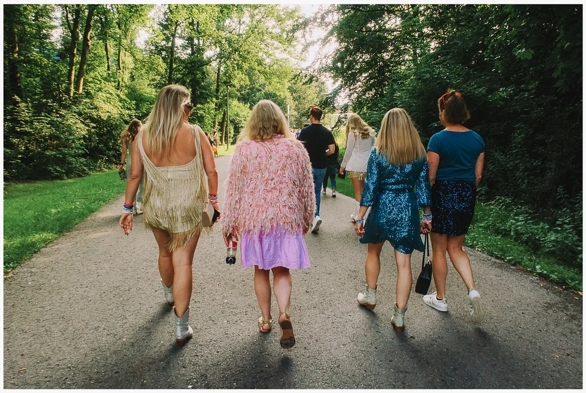 Throwback to lots of glitter, screaming teenagers and actually a very nice concert crowd!
#taylorswift #erastour #gelsenkirchen