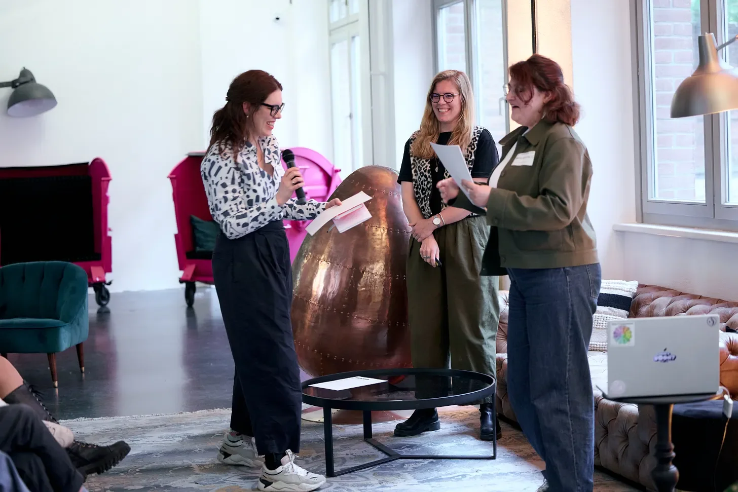 Ida Persson standing with two workshop participants. smiling.
