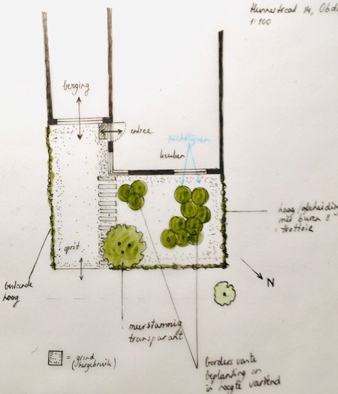 Opdrachtgever koos deze beplantingscompositie uit 3 schetsen. Er moest een afscheiding komen tussen de oprit en de tuin, de 'rails" heb ik aangepast aan een wat speelsere ligging met verspringende staptegels (Schellevis)