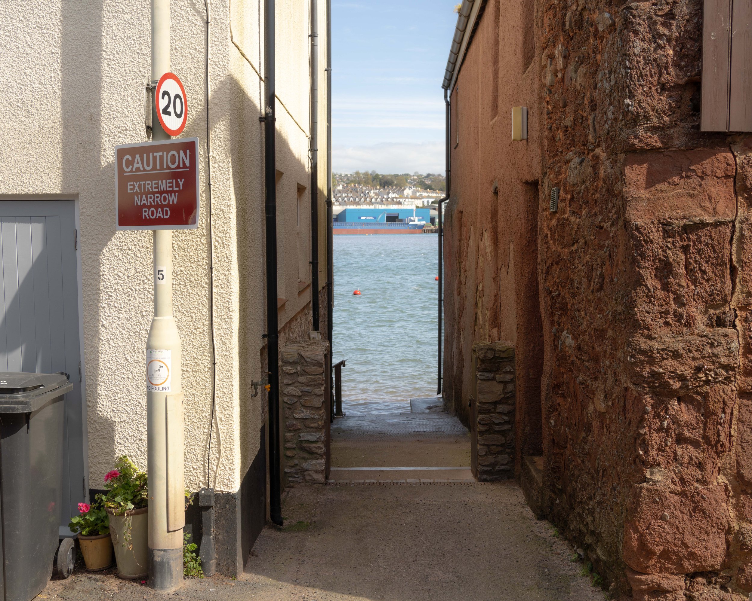 Shaldon is full of little alleys some of which lead right to the sea