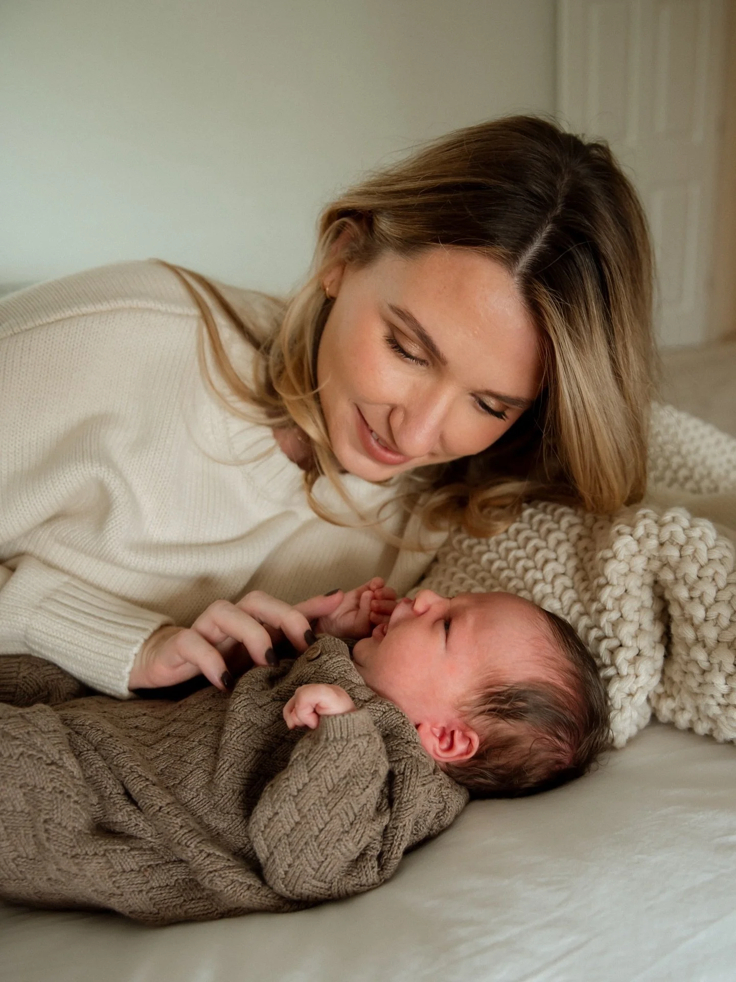 Now that fall family photo season has officially come to an end, we have entered winter baby season! And I am meeting so many dreamy babies. 🥹 

Are you expecting? Let&rsquo;s capture your newest (and most precious) chapter. 🤍
.
.
.
.
.
.
.
.
.
#au