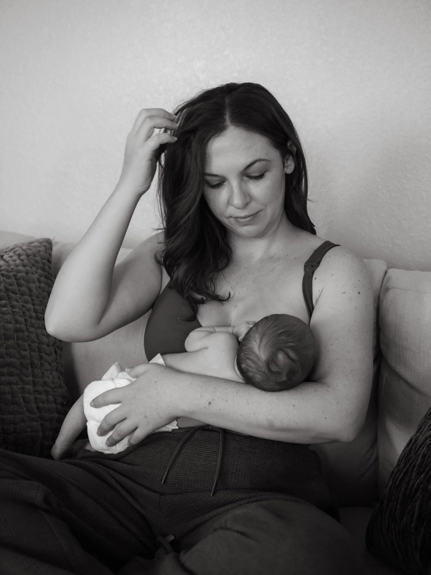 Never a more beautiful phase of life than this one. These magical moments between a mom and her baby; bonding, learning each other, becoming in sync in a way that makes no sense and all the sense&hellip; it is everything. 🤍

Can you believe moms hav