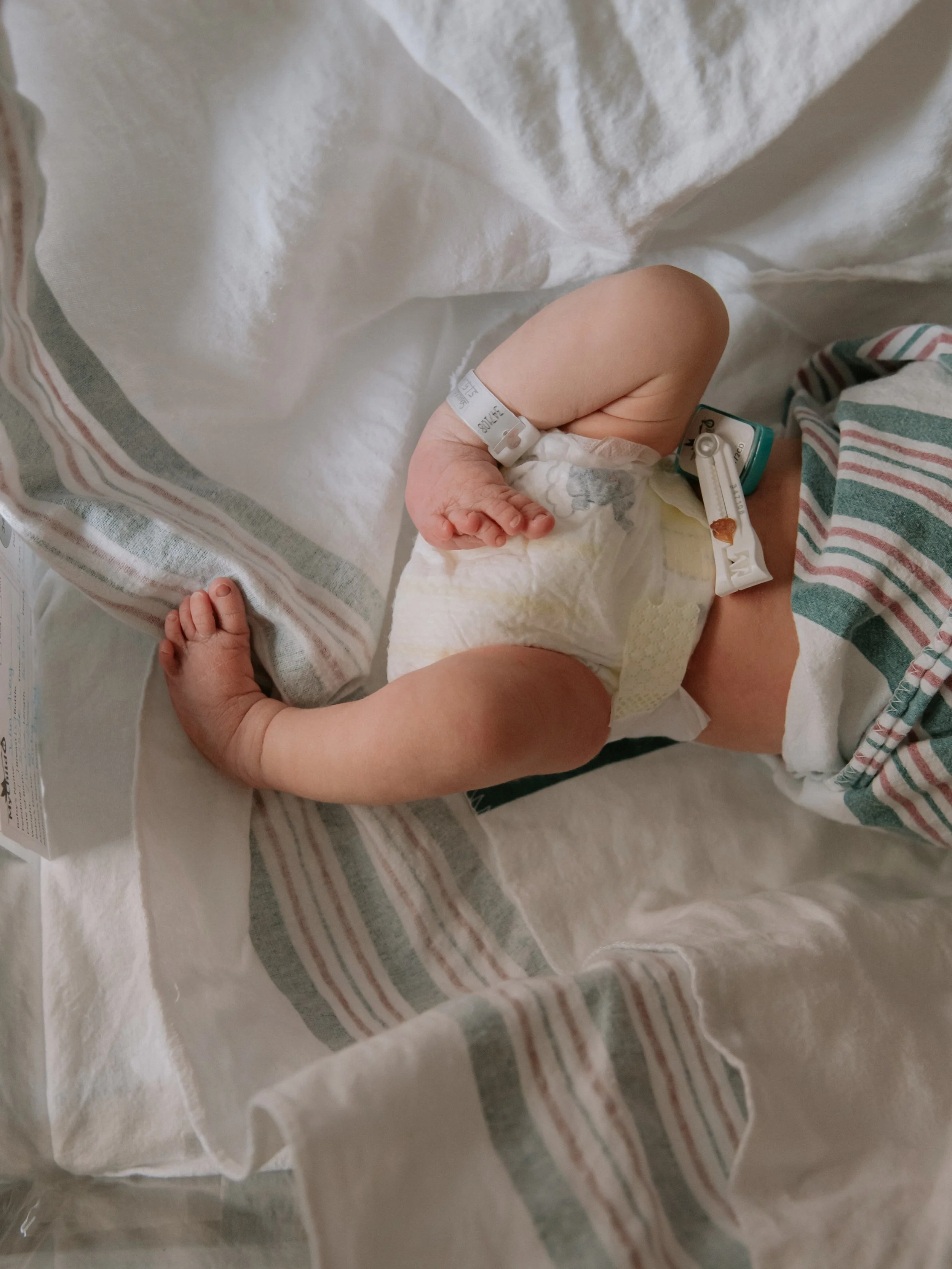 The way this little one would only stretch out one leg&hellip;🥹 

You just know he had his legs like that in the womb, and he just wasn&rsquo;t ready to give up the comfort pose. 

Newborns are a dream. 💙
.
.
.
.
.
.
.
#austinfresh48photographer #a