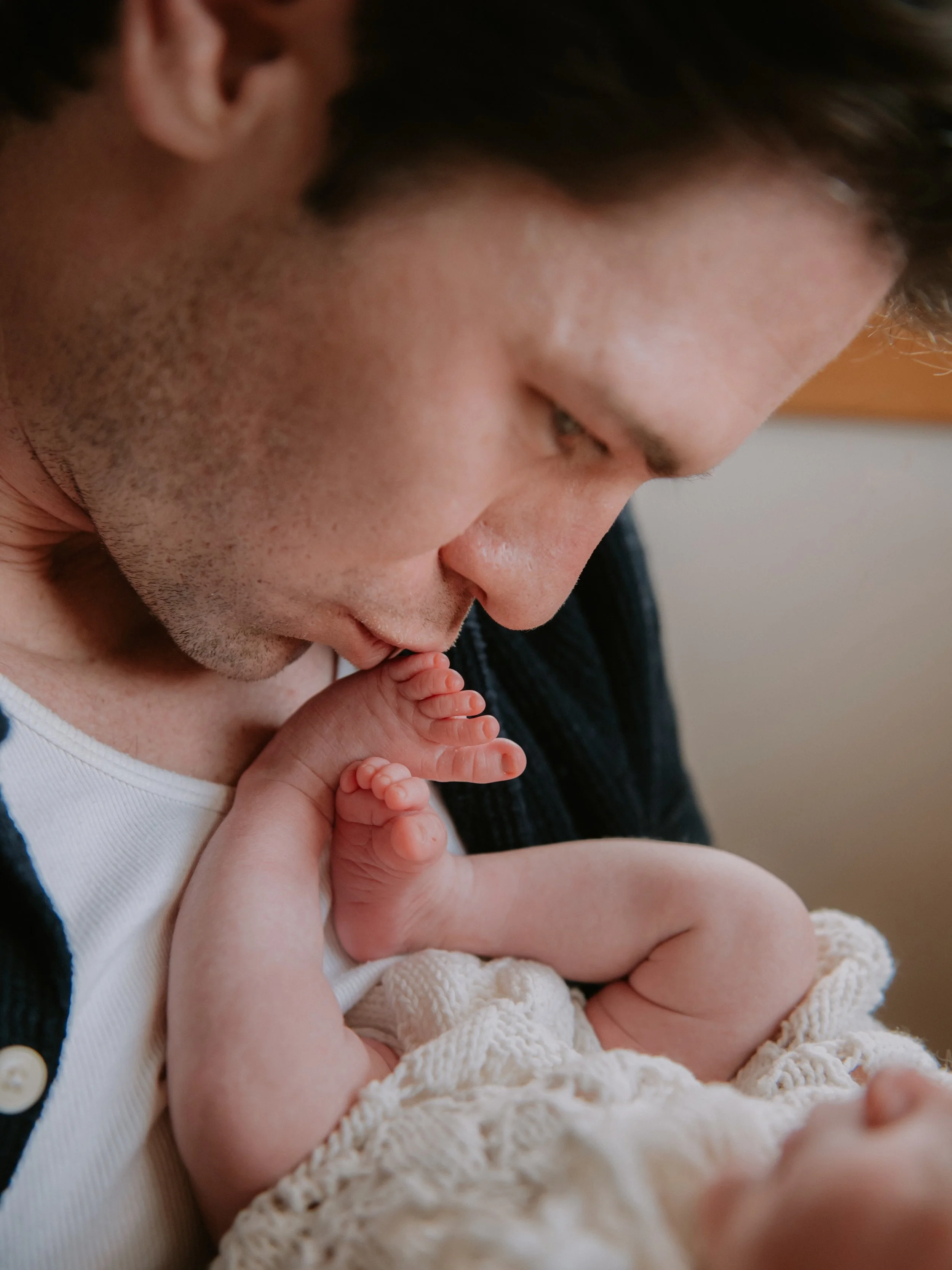 I post a lot of sweet mama moments on here, but we can&rsquo;t forget the precious dad moments. 🥹

There is nothing better than a dad who is fully present during a photo session. When they use it as quality time with their loved ones, these are the 