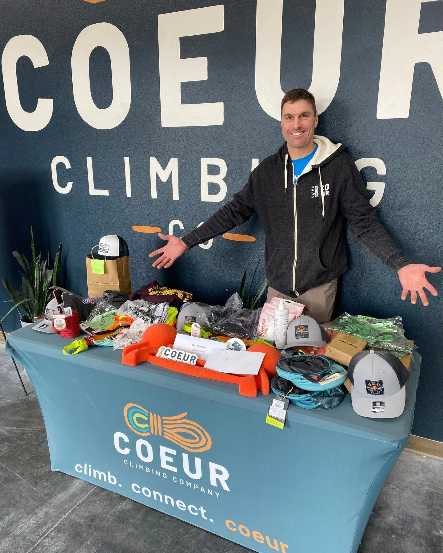 Our Winter party is just ONE week away! Here&rsquo;s all the details ⬇️

⏱️- Friday, February 27th 5pm-8pm
🧗- Kaya Volume Climbing Competition (Free with day pass or membership) 
💰- Free! BUT must have a day pass or membership to climb
🏆- Prizes f