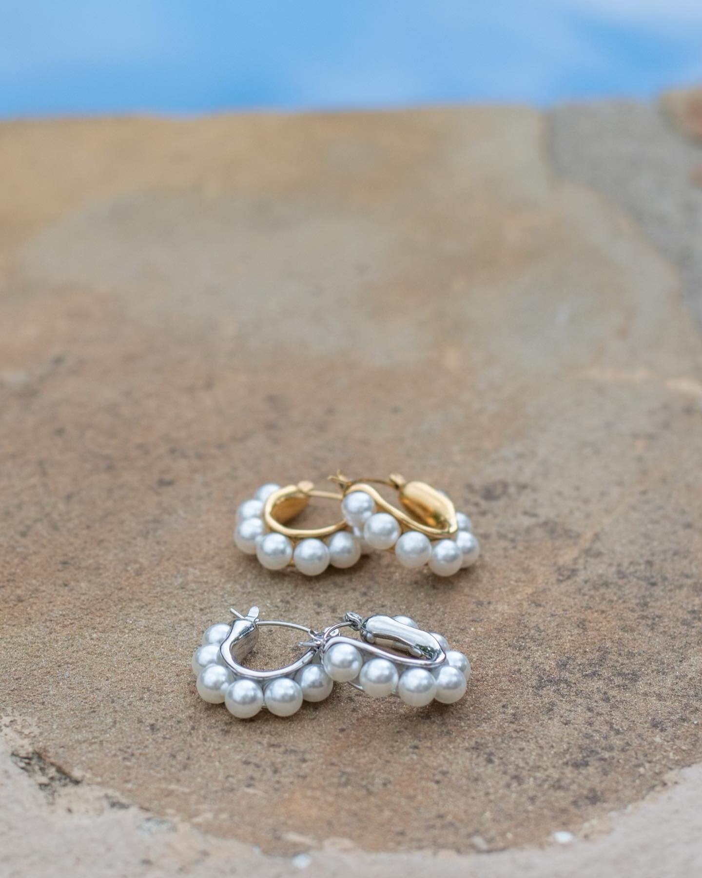 hoops that are perfect for any summer occasion ☀️

Zinna pearl hoops