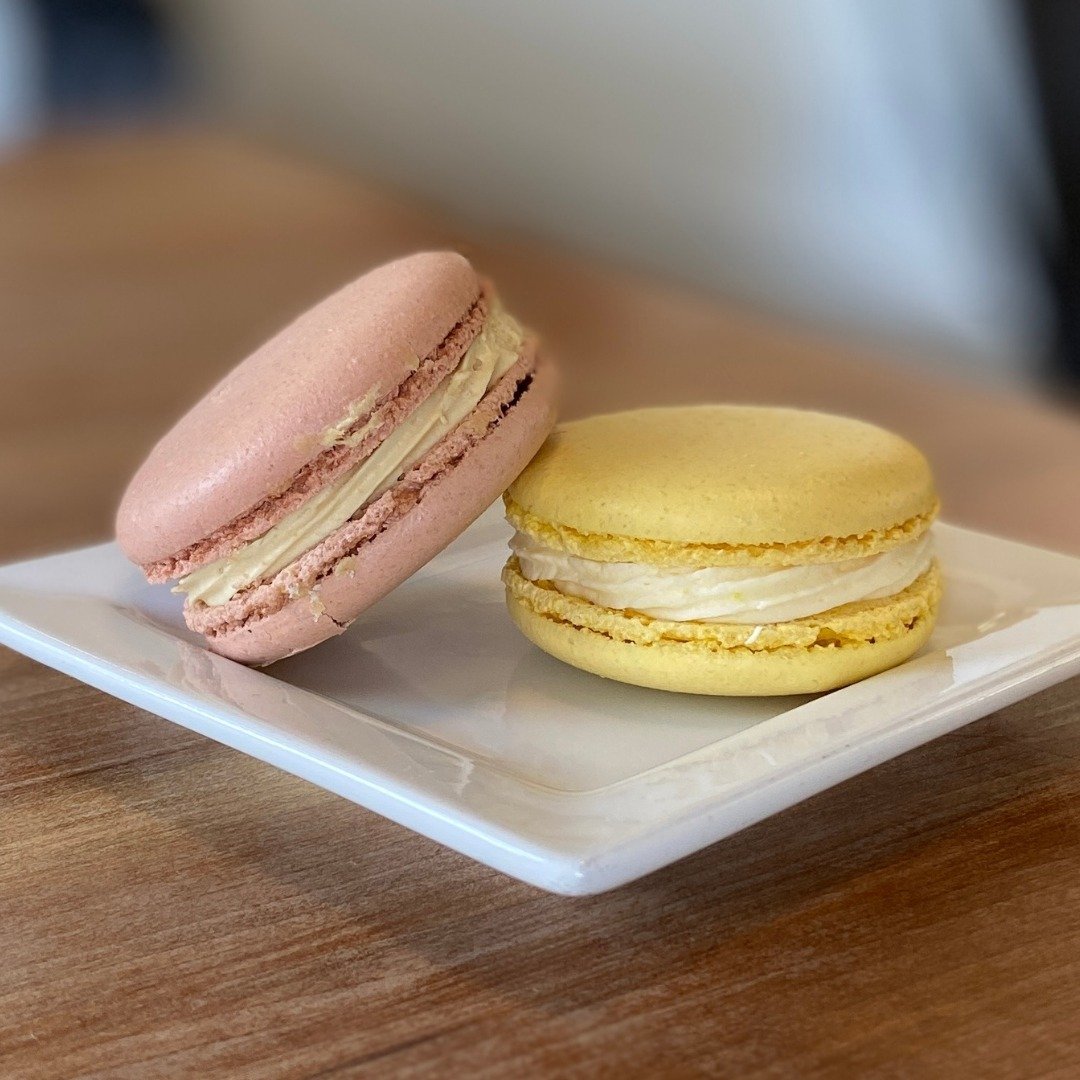 Just arrived! Italian Macarons from @hlkmacarons are in the showcase 😋 

Flavours include:
Cookies &amp; Cream
Salted Caramel
Strawberry Coconut
Honey Vanilla
Carrot Cake
Lemon 🍋