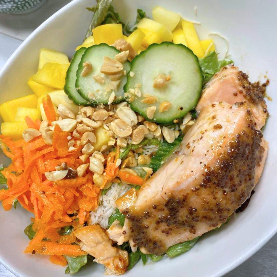 With the warmer weather, our ginger sesame noodle bowl has been popular and many of you have been enjoying it with the option-to-add roasted fillet of salmon.  It's filled with greens, carrot, cucumber, rice noodles, ginger-miso dressing and mango - 