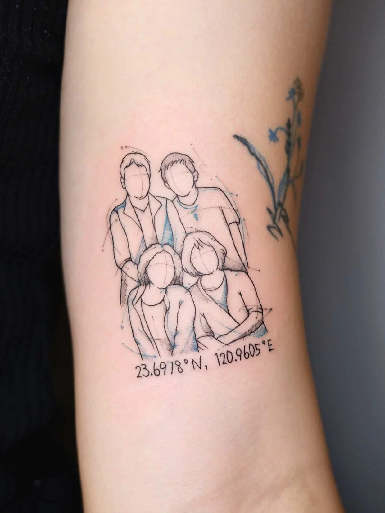 Family portrait outline 📷 
Artist: @tszching.tattoo 
________________________________________________
[At Off the Ground Ink, we bring your tattoo ideas to life! 💭 For bookings and inquiries, reach out to us by email at offthegroundink@gmail.com]