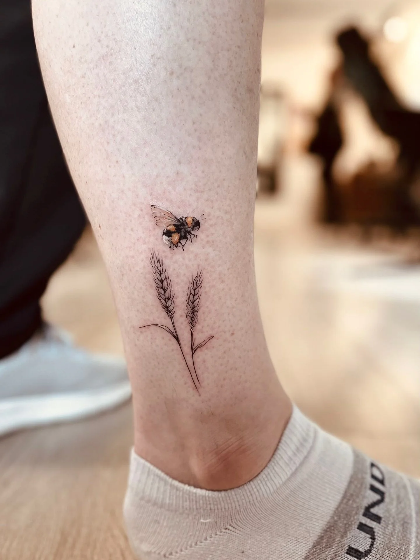 Brush style bee 🐝 
Artist: @n1co_tattoo 
________________________________________________
[At Off the Ground Ink, we bring your tattoo ideas to life! 💭 For bookings and inquiries, reach out to us by email at offthegroundink@gmail.com]