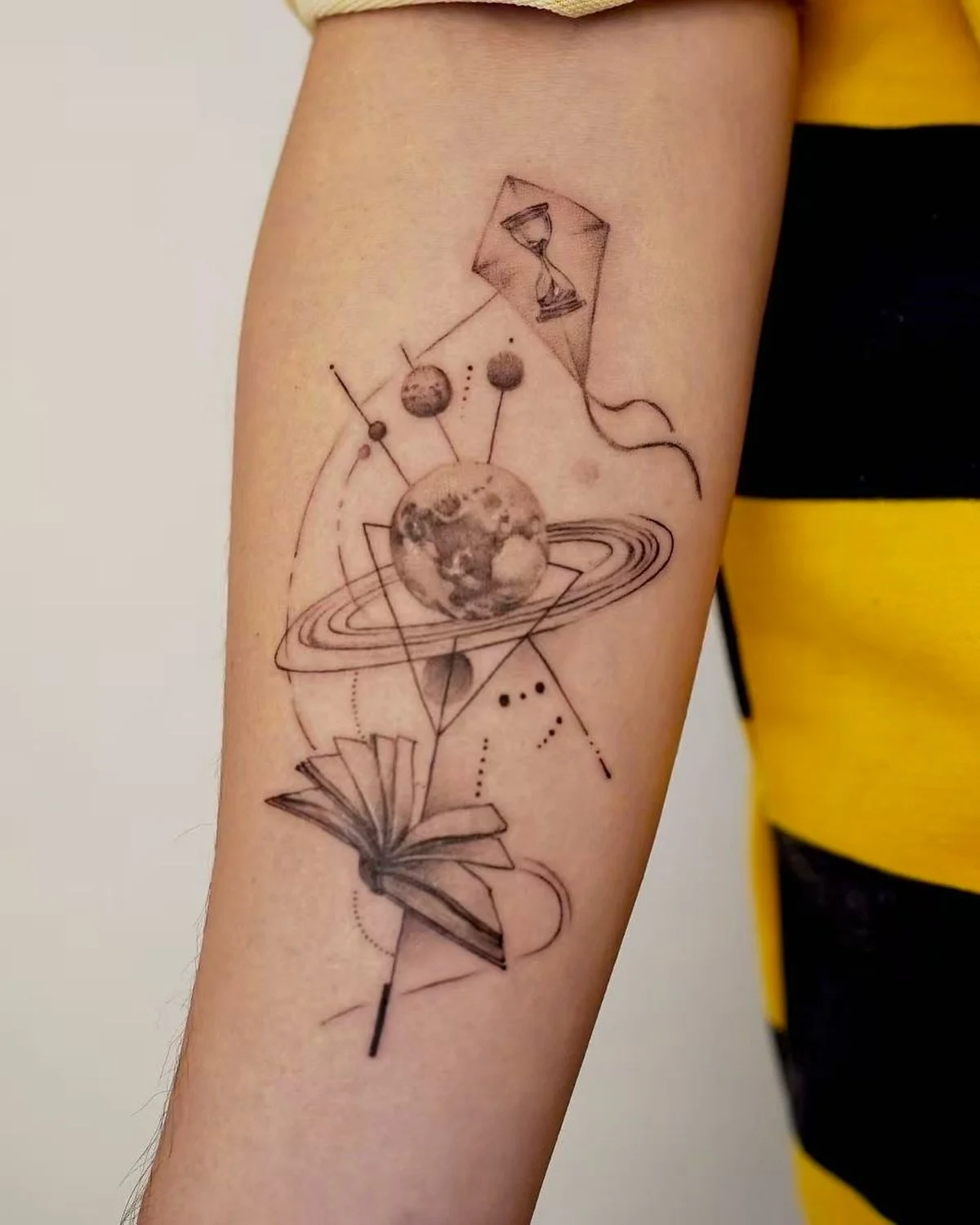 Custom Micro realism tattoo 🌍
Artist: @eccc.ink 
________________________________________________
[At Off the Ground Ink, we bring your tattoo ideas to life! 💭 For bookings and inquiries, reach out to us by email at offthegroundink@gmail]