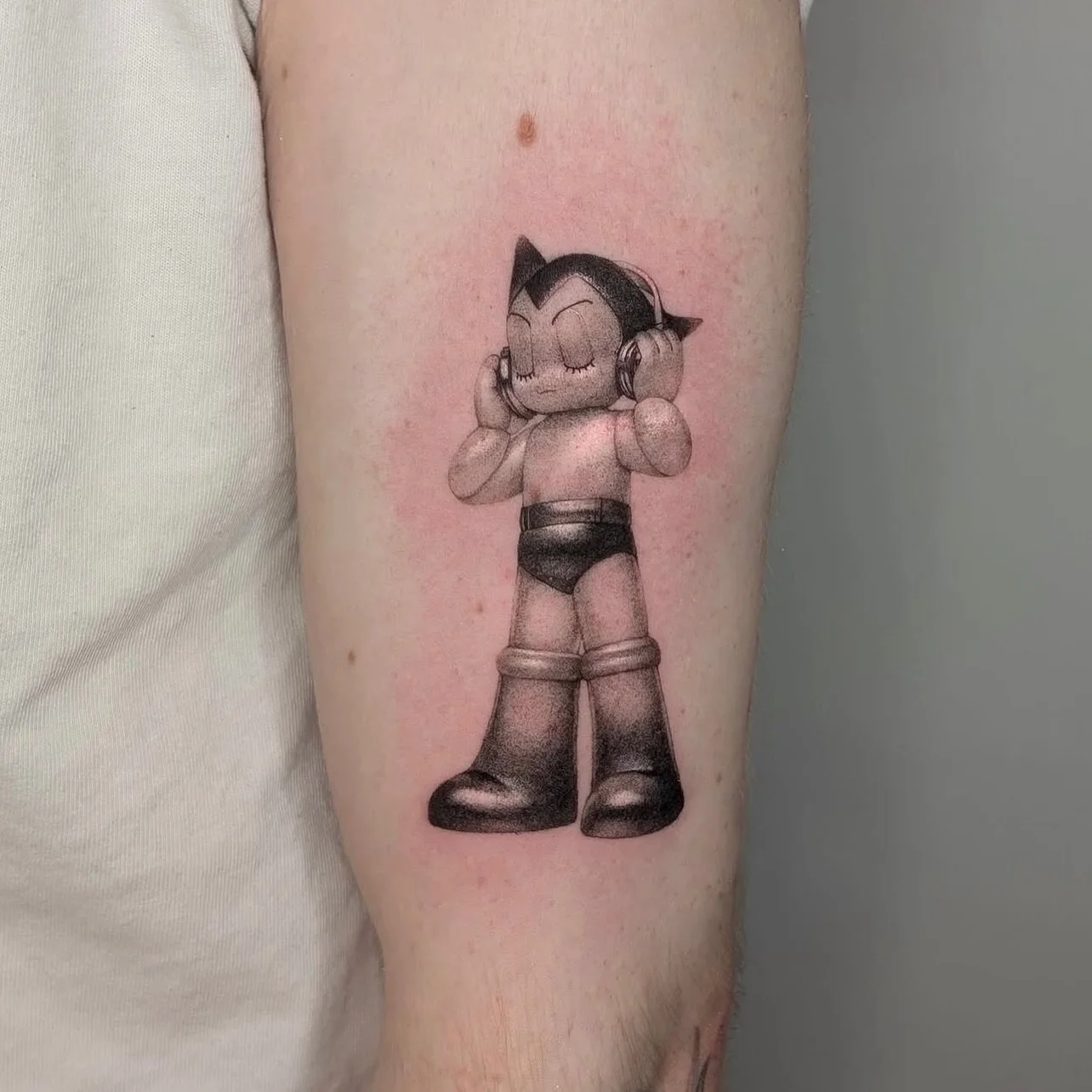DJ Astro Boy 🤖
Done by @alca.ttt 
#astroboy #animetattoo 
&mdash;&mdash;&mdash;&mdash;&mdash;&mdash;&mdash;&mdash;&mdash;&mdash;&mdash;&mdash;&mdash;&mdash;&mdash;&mdash;
It&rsquo;s more than just ink&mdash;it&rsquo;s a memory you carry forever.Get 