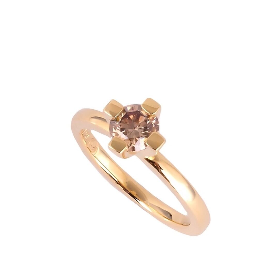 A minimal stunner ✨
⠀⠀⠀⠀⠀⠀⠀⠀⠀
A natural champagne Argyle diamond, elevated in its hand fabricated 18ct yellow gold ring. Classic from afar, contemporary when you get a good look at it. 
⠀⠀⠀⠀⠀⠀⠀⠀⠀
The Argyle mine, on the traditional country of the Mir