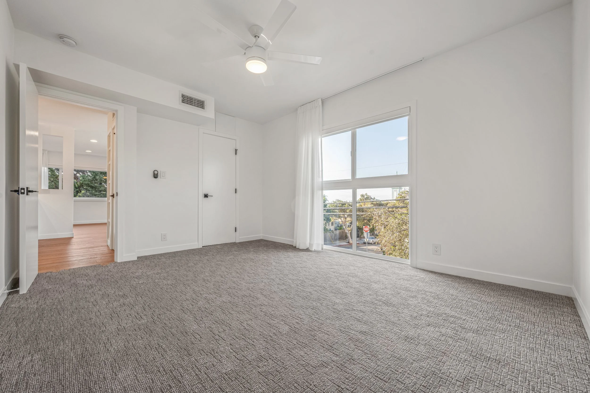 305 Strand St Apt B-10-16-2022-18.jpg