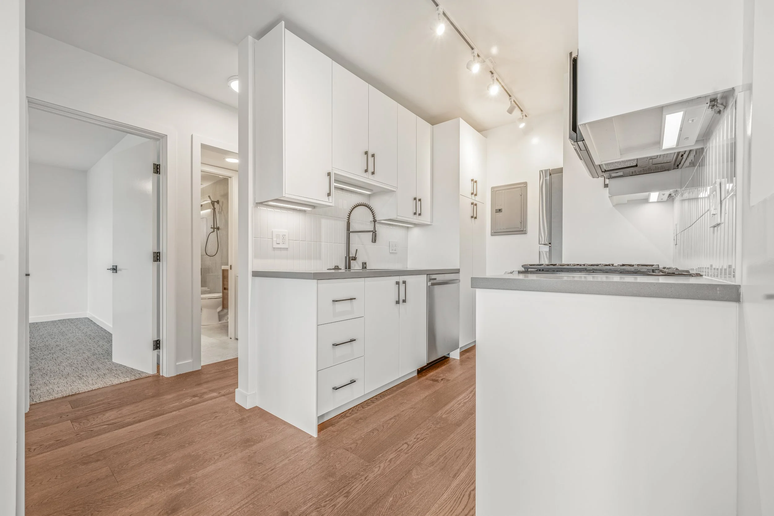 305 Strand St Apt B-10-16-2022-11.jpg