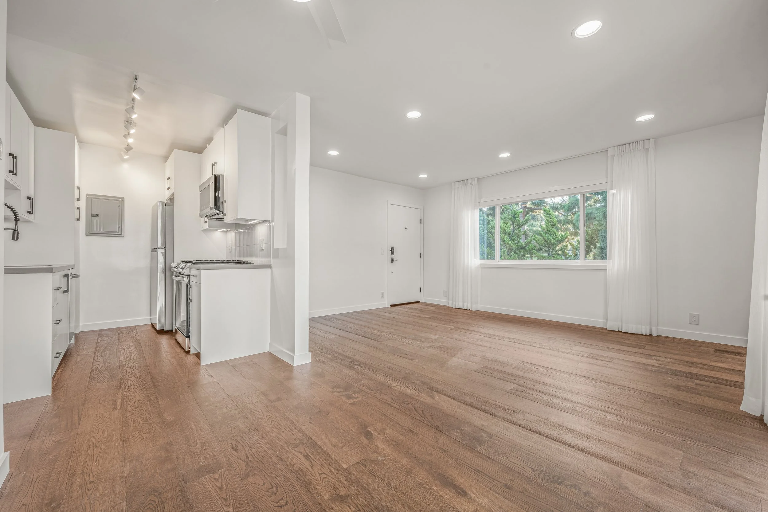 305 Strand St Apt B-10-16-2022-10.jpg