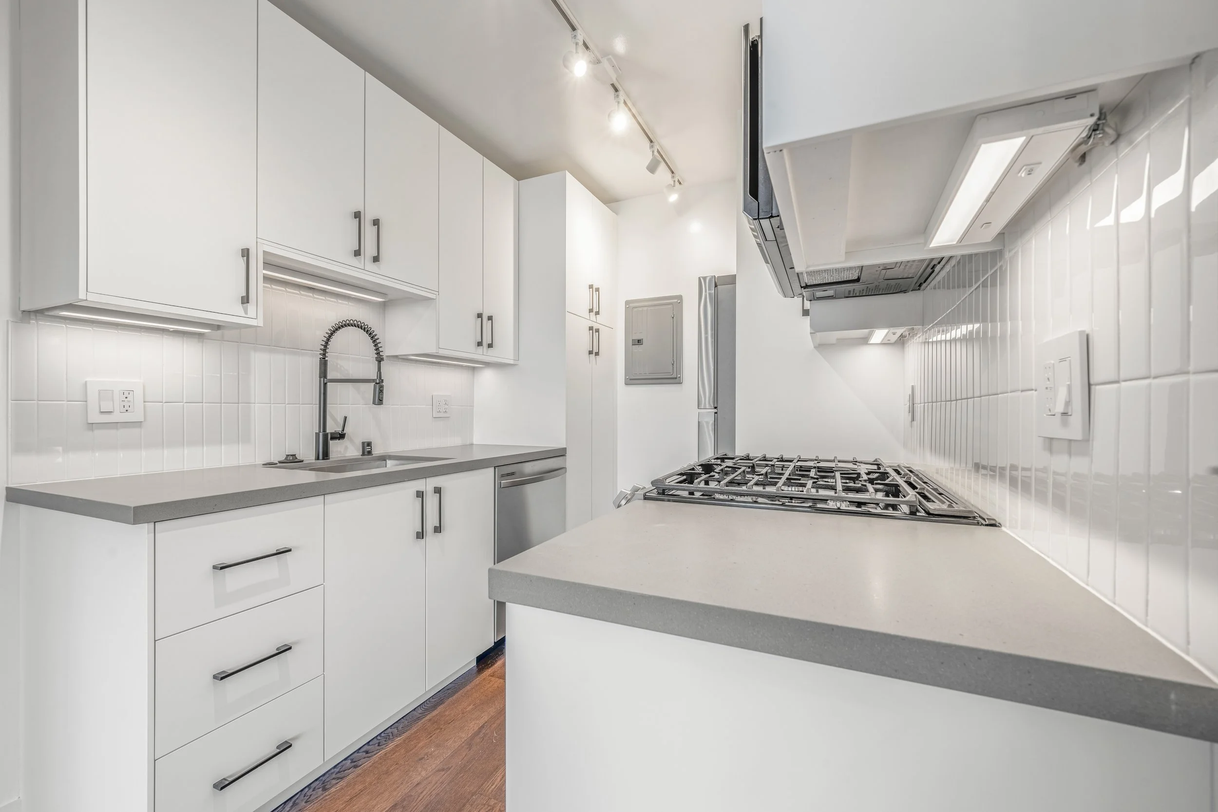 305 Strand St Apt B-10-16-2022-4.jpg