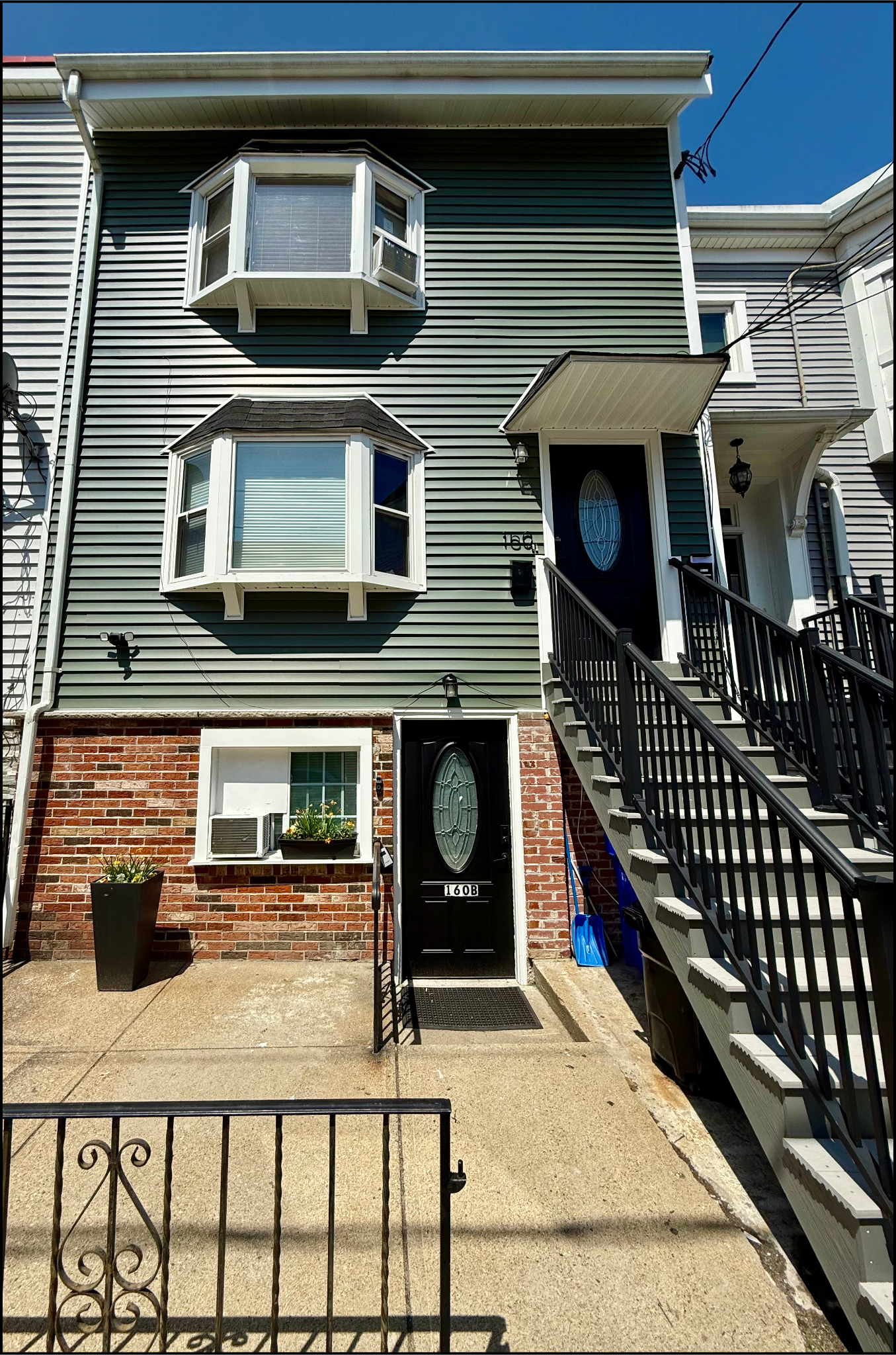 Front of House Pic.png