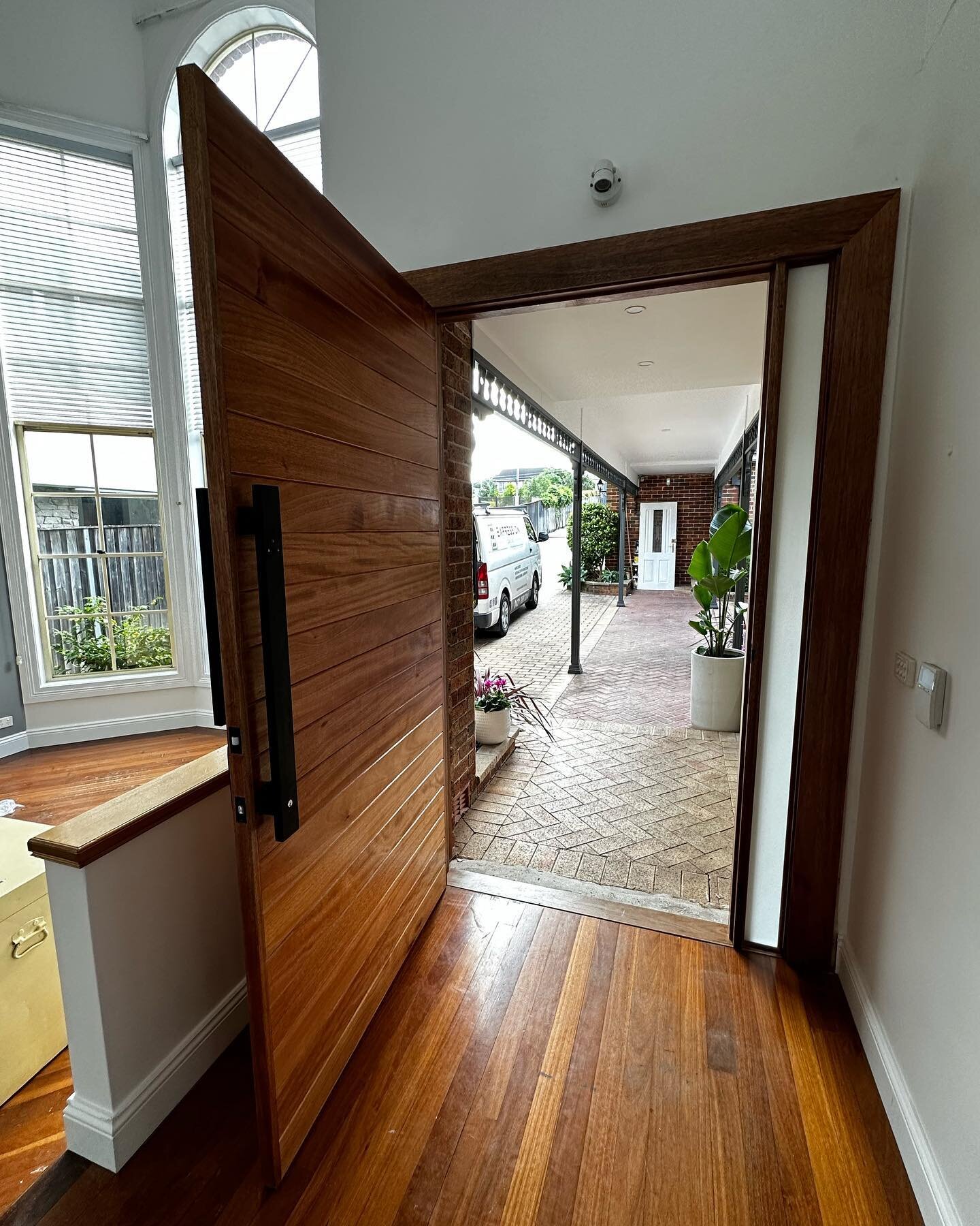 ENTRANCE DOORS 🚪

Another big transformation on this home today, replacing this existing door &amp; frame unit with a fresh design

The Horizon Maple design topped off with a clear stain is sure to be a real head turner 👀

@lanehardware Grande smar