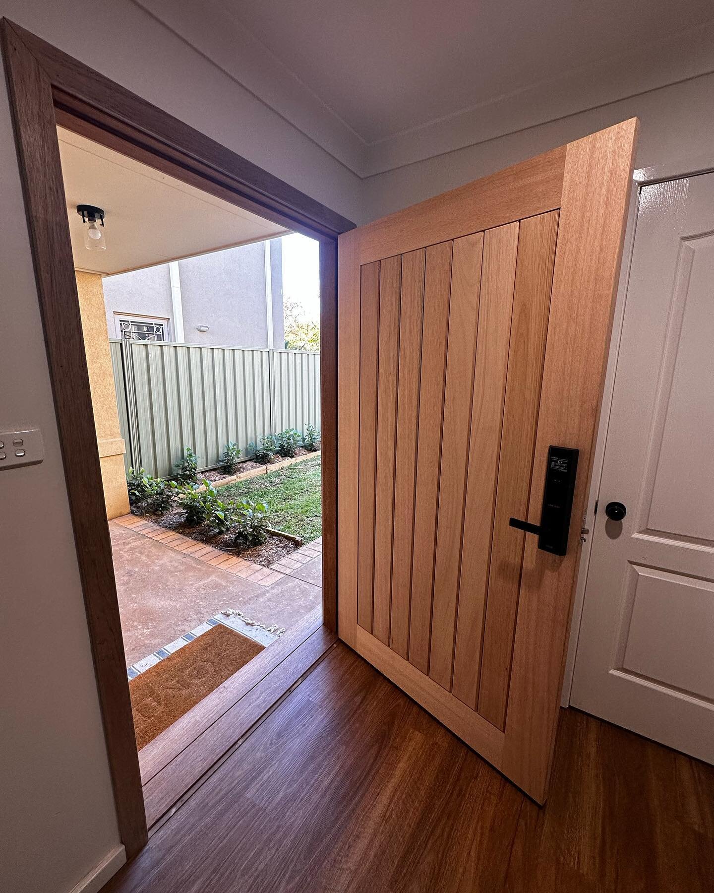 C O N T E M P O 🚪

Another wide door conversion completed in Harrington Park - the Contempo 4 door from our range is a personal favourite &amp; always comes up stellar

Complete with a merbau entry step replacement to finish the look

For hardware, 