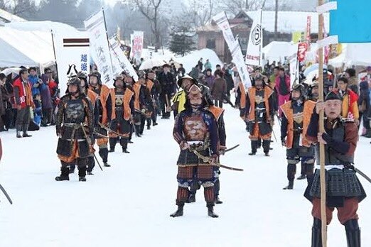 【越後まつだい冬の陣 2024 のっとれ！松代城 エントリースタート📣】

「春の陣」に向けて「冬の陣」で春を呼び込もう🌸❄️

『越後まつだい冬の陣』は十日町市松代で30年以上続くお祭りです。祭り最大の目玉である雪中レース「のっとれ！松代城」🏯
城下町から山頂の松代城まで、標高差約２００ｍ/総延長約３ｋｍの雪上コースに雪の障害物（難関）があり、これを乗り越えて、山頂の松代城一番乗りを競うレースです！

見事一番で入城を果たした戦士には、１年間「越後松代城主」に任命され、城主には十日町産魚