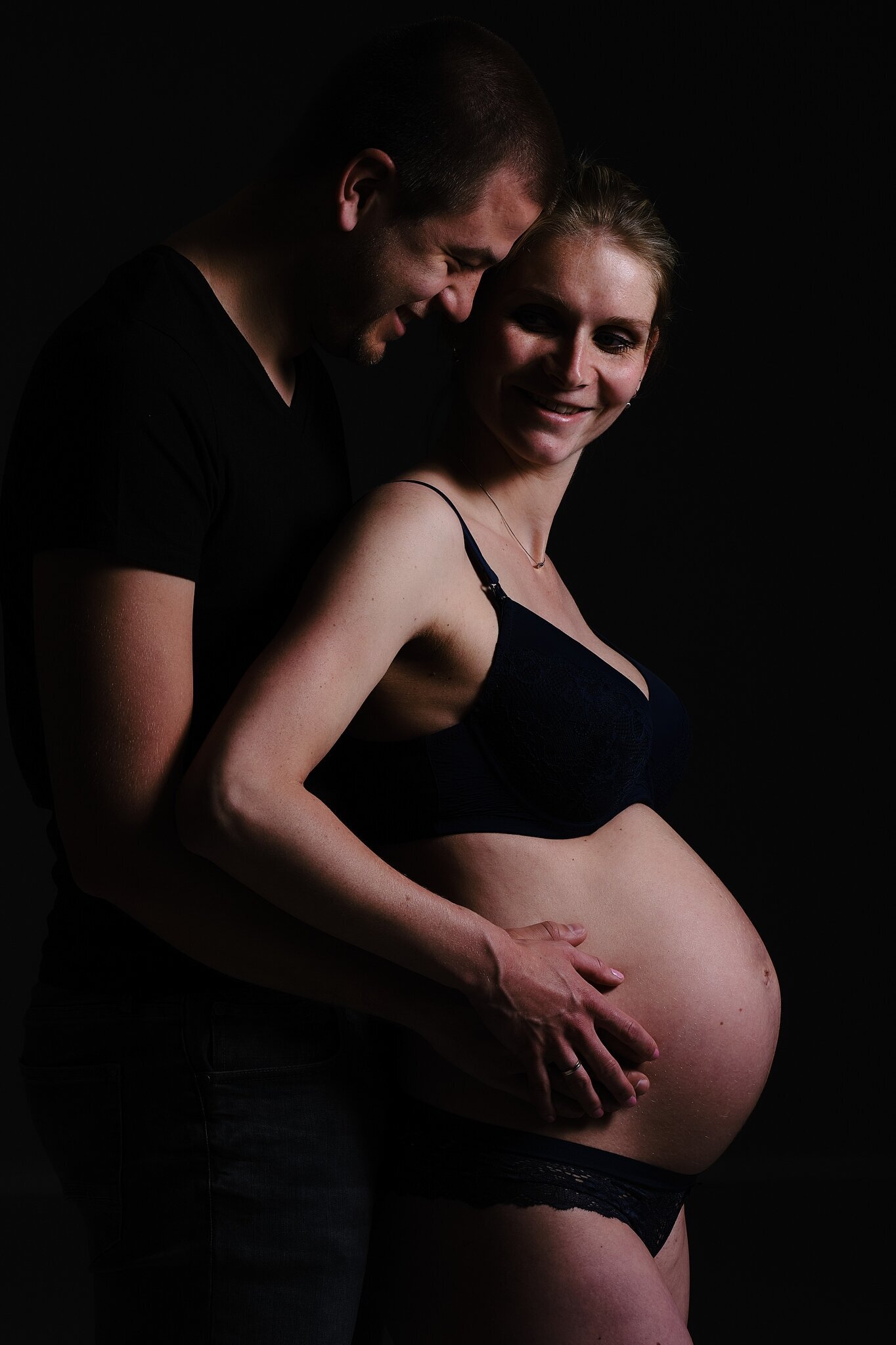 familieshoot zwangerschapsfotografie foto van je buik low-key