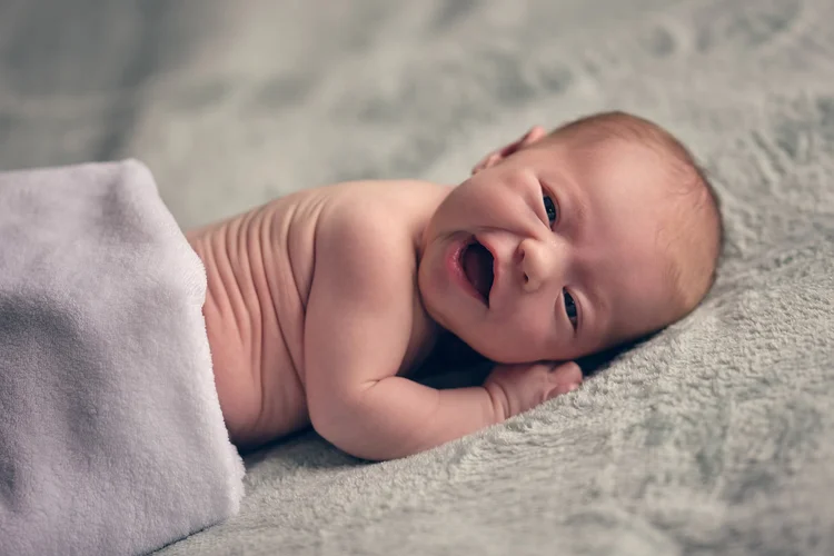 Newborn babyfotografie Zoetermeer — lachende baby