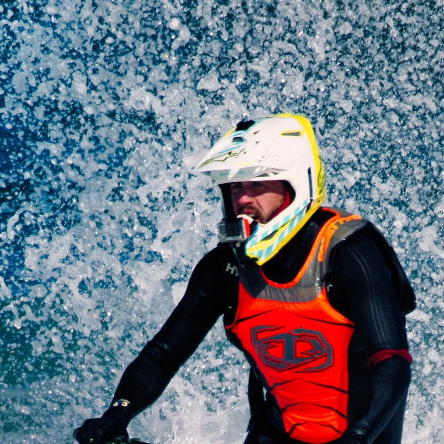 For those of you interested this was taken with the Cannon RF 800 mm at F 11 in front of the cannon R5 C exposure time 1/1250 sec. at ISO-160 at about 100 yards I feel it really goes to show this can be a very sharp lens.