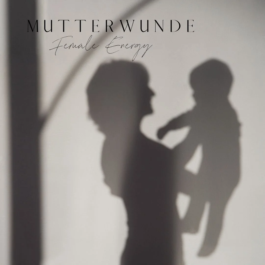 Nahaufnahme eines Frauencorps mit Sportkleidung in einer sportlichen Haltung, grauer Hintergrund