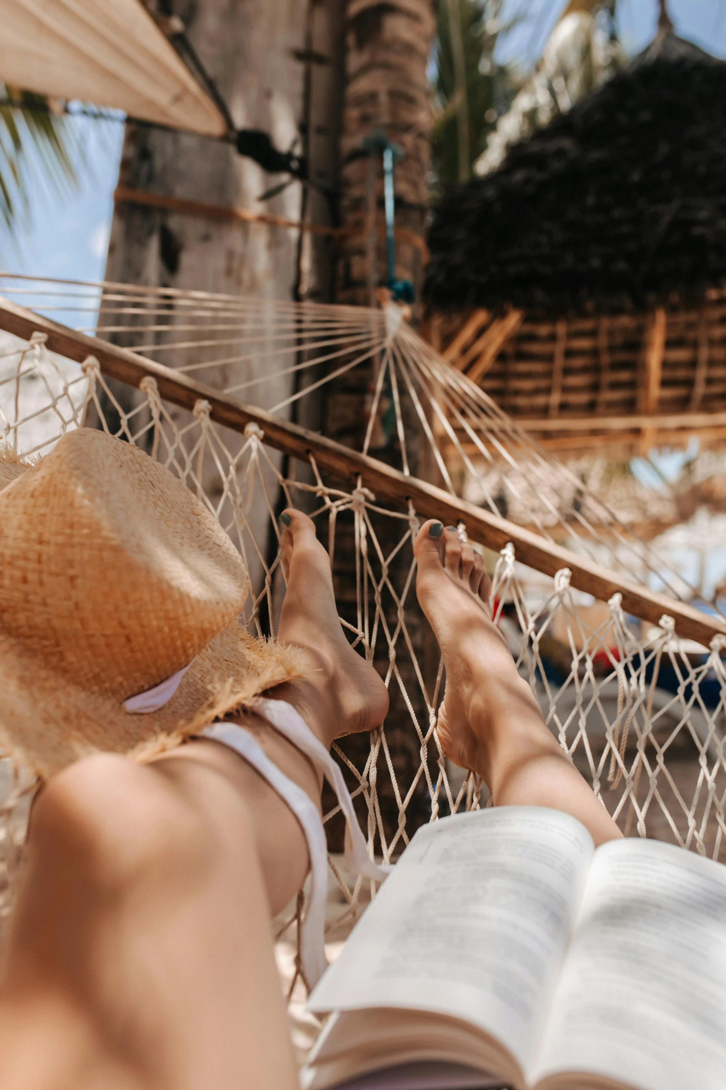 Meine Urlaubs-Bücher – schweres Gepäck, große Freude Wenn ich meinen Koffer packe, gibt es etwas, das niemals fehlen darf: Bücher . Und nicht nur eines, sondern gleich mehrere. Das bedeutet natürlich, dass mein Gepäck oft schwerer ist,