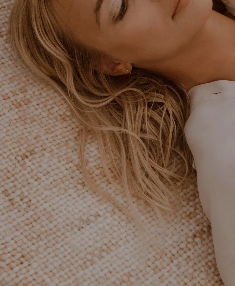 Entspannte Frau in ruhiger Präsenz – Sinnbild für verkörperte Stabilität und innere Regulation.