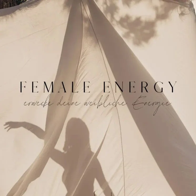 Eine Hand, die ein weißes Hemd greift, vor einem weißen Hintergrund, mit der deutschen Überschrift 'Verbinde dich mit dir'.