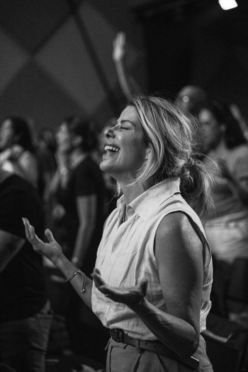 Frau in emotionaler Präsenz während eines Gruppenprozesses – Symbol für sichere Raumhaltung und energetische Transformation.