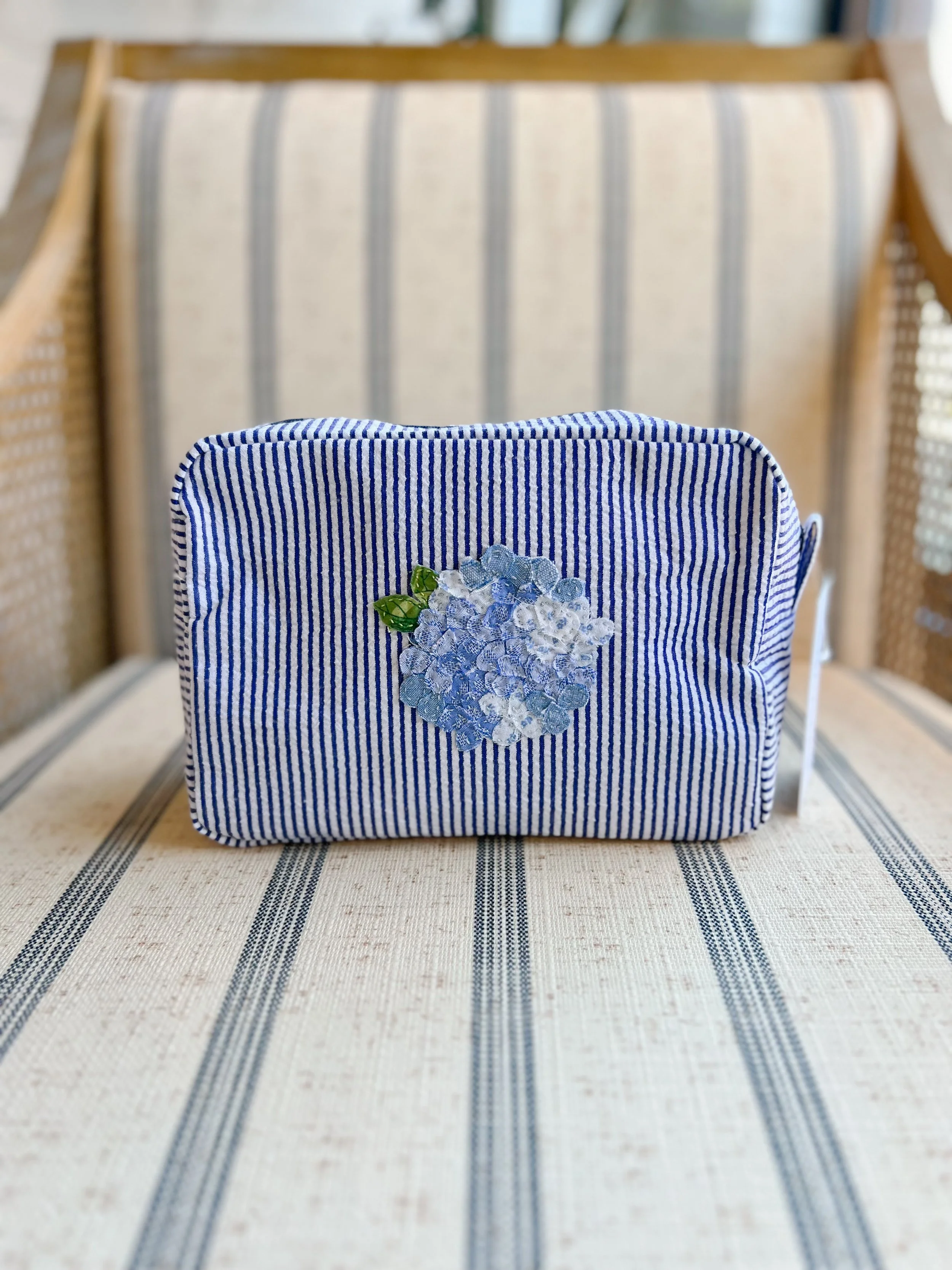 Seersucker Hydrangea Pouch – Navy with Blue Hydrangea 7