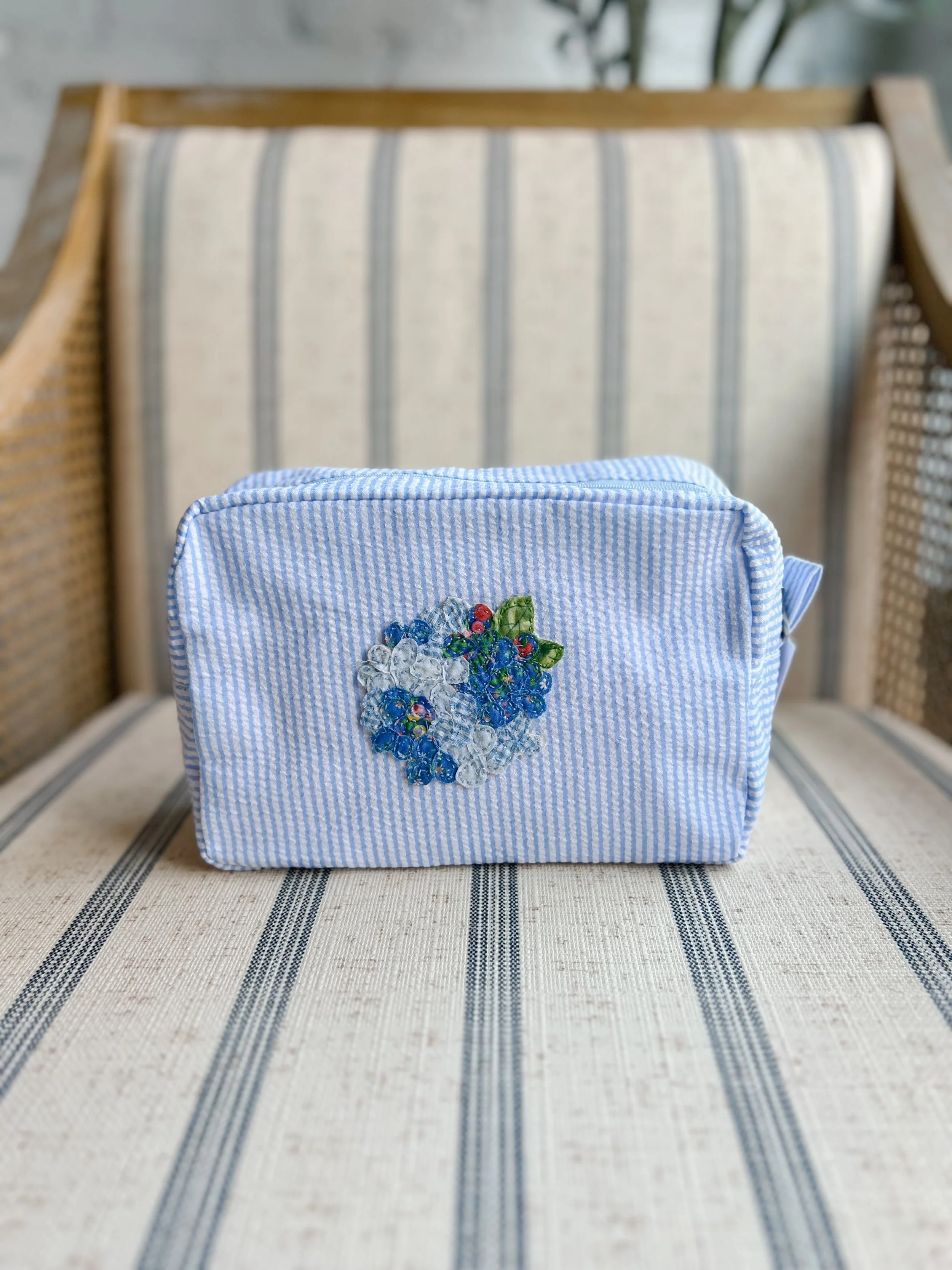 Seersucker Hydrangea Pouch – Light Blue with Blue Hydrangea 5