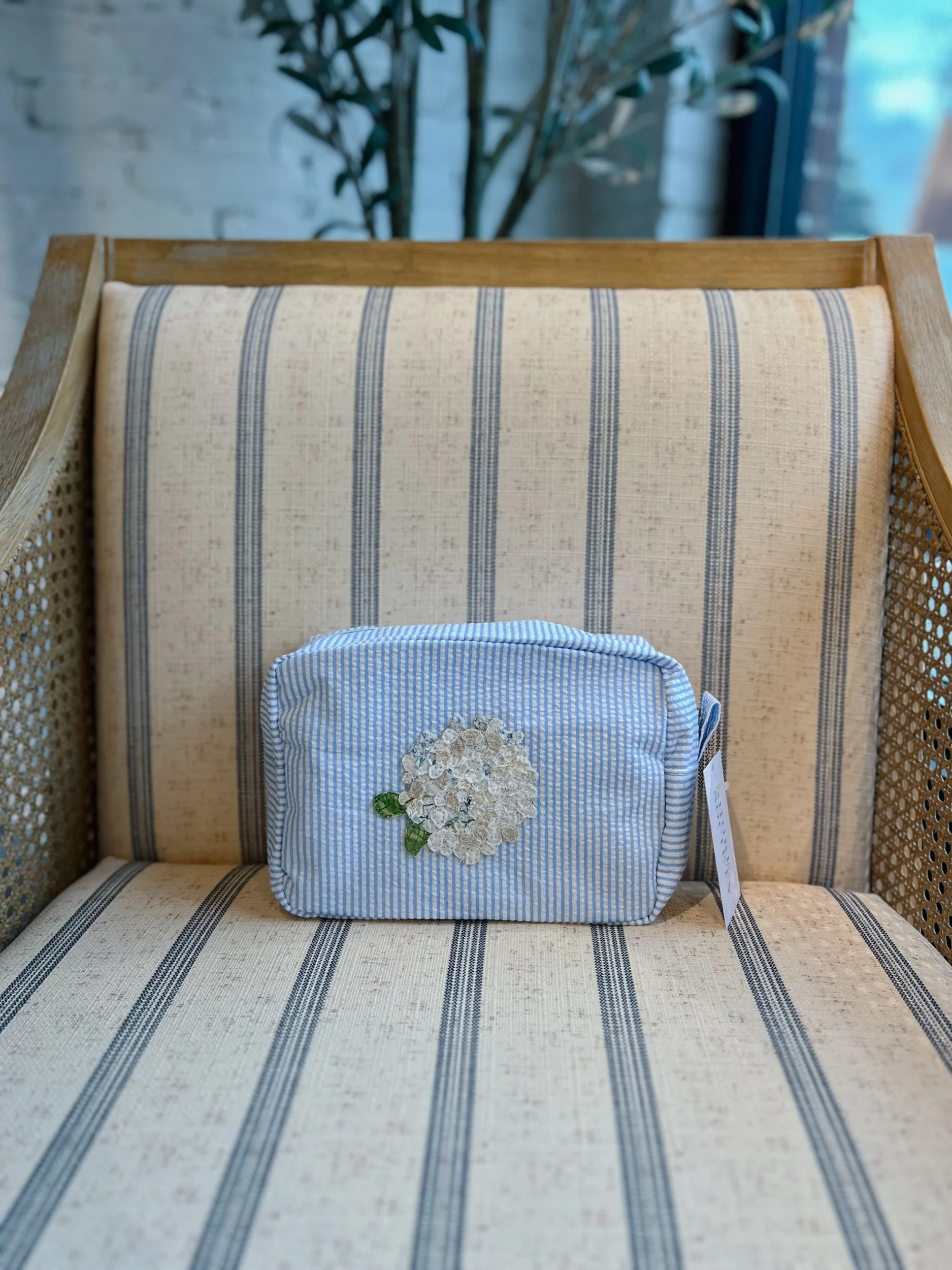 Seersucker Hydrangea Pouch – Light Blue with White Hydrangea 1