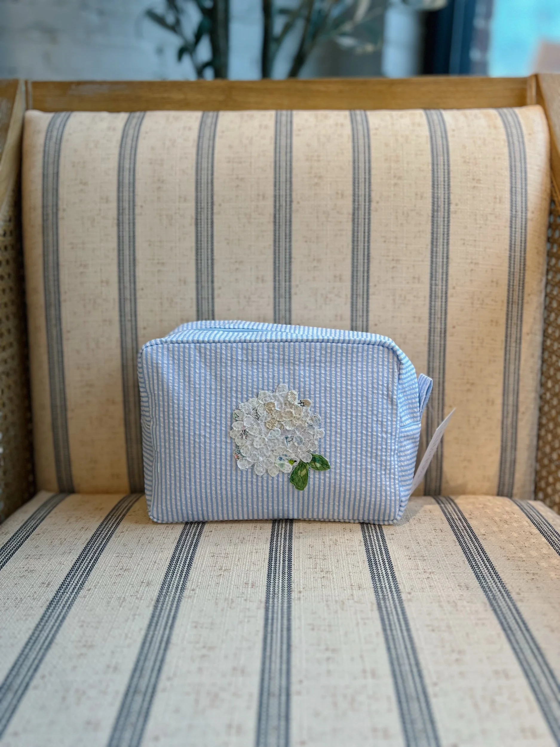 Seersucker Hydrangea Pouch – Light Blue with White Hydrangea 2