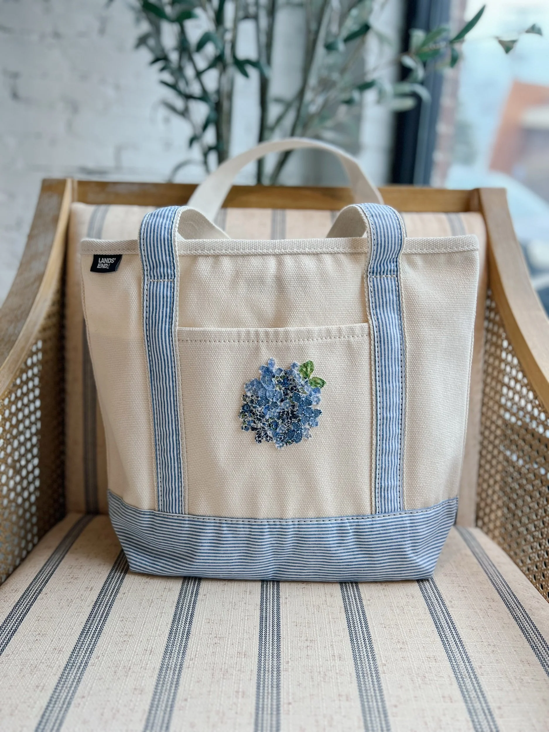 Seersucker Hydrangea Tote – Blue Hydrangea 3