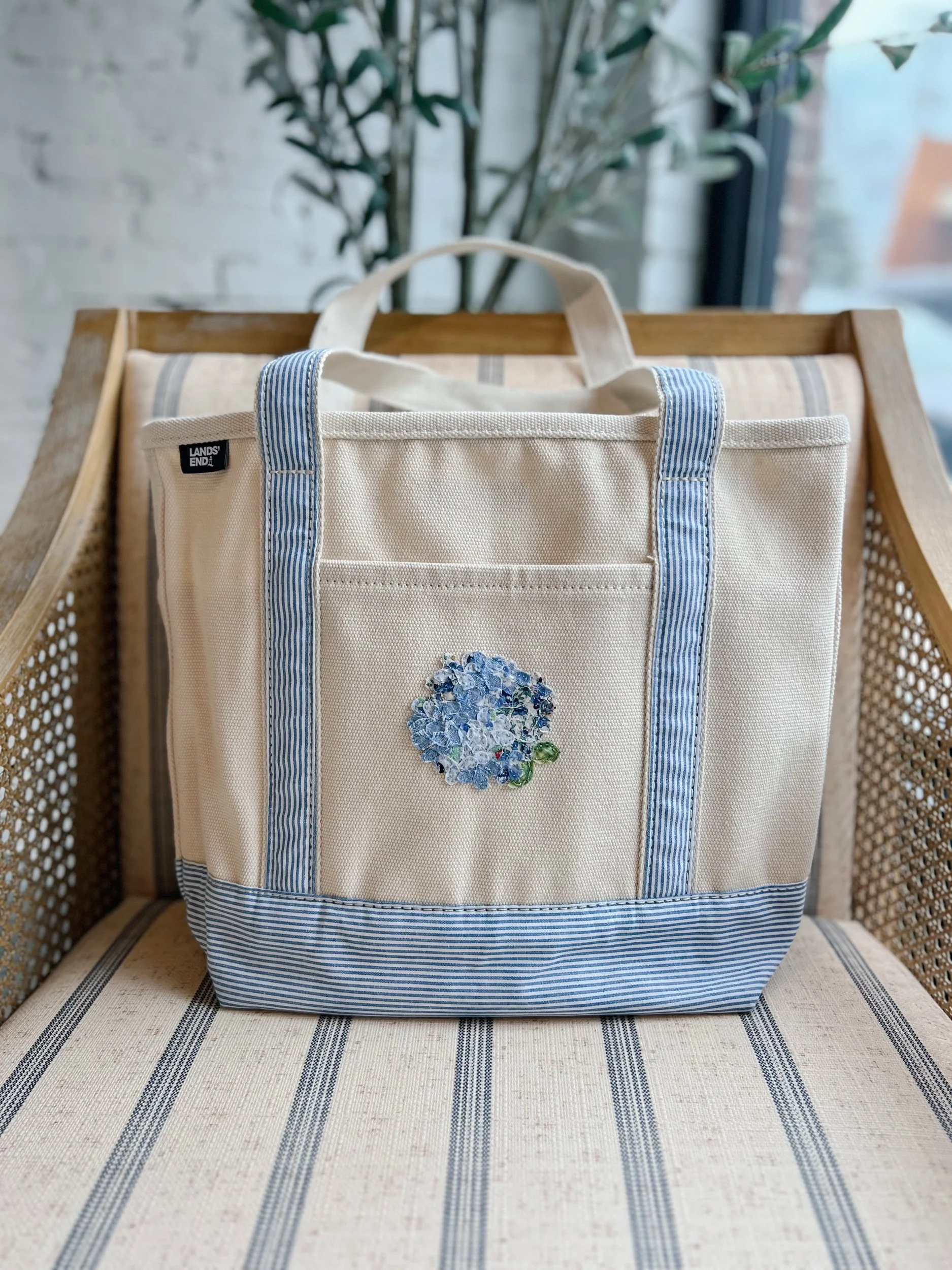 Seersucker Hydrangea Tote – Blue Hydrangea 4