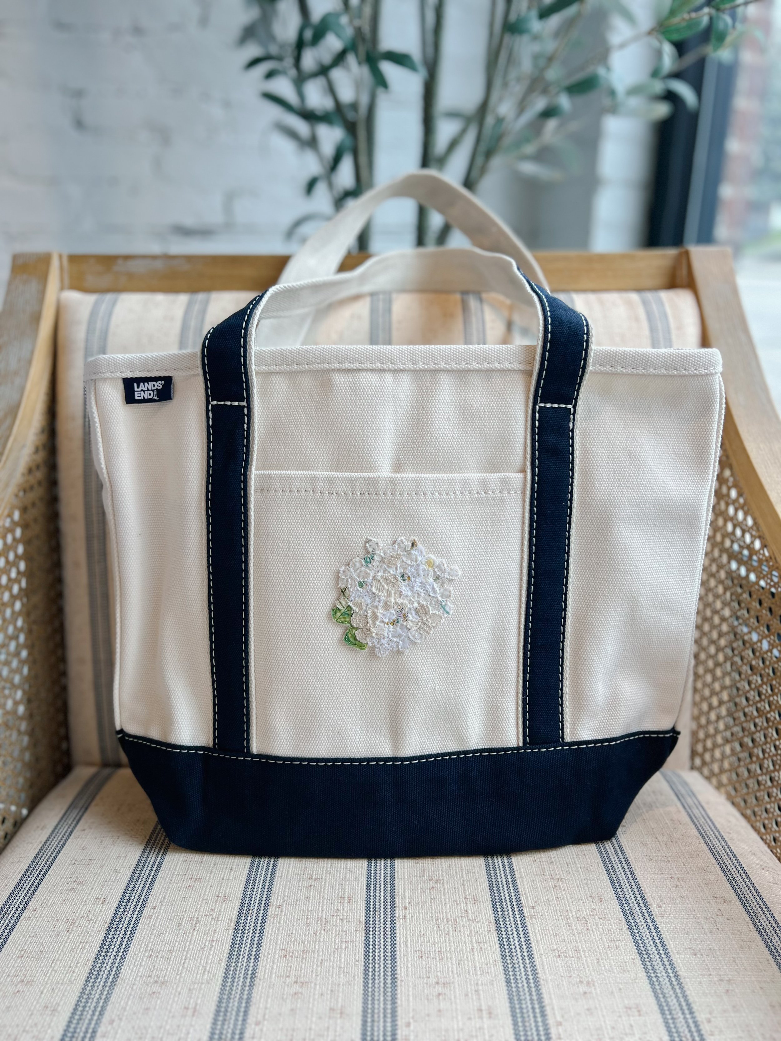 Navy Hydrangea Open Top Tote – White Hydrangea 1
