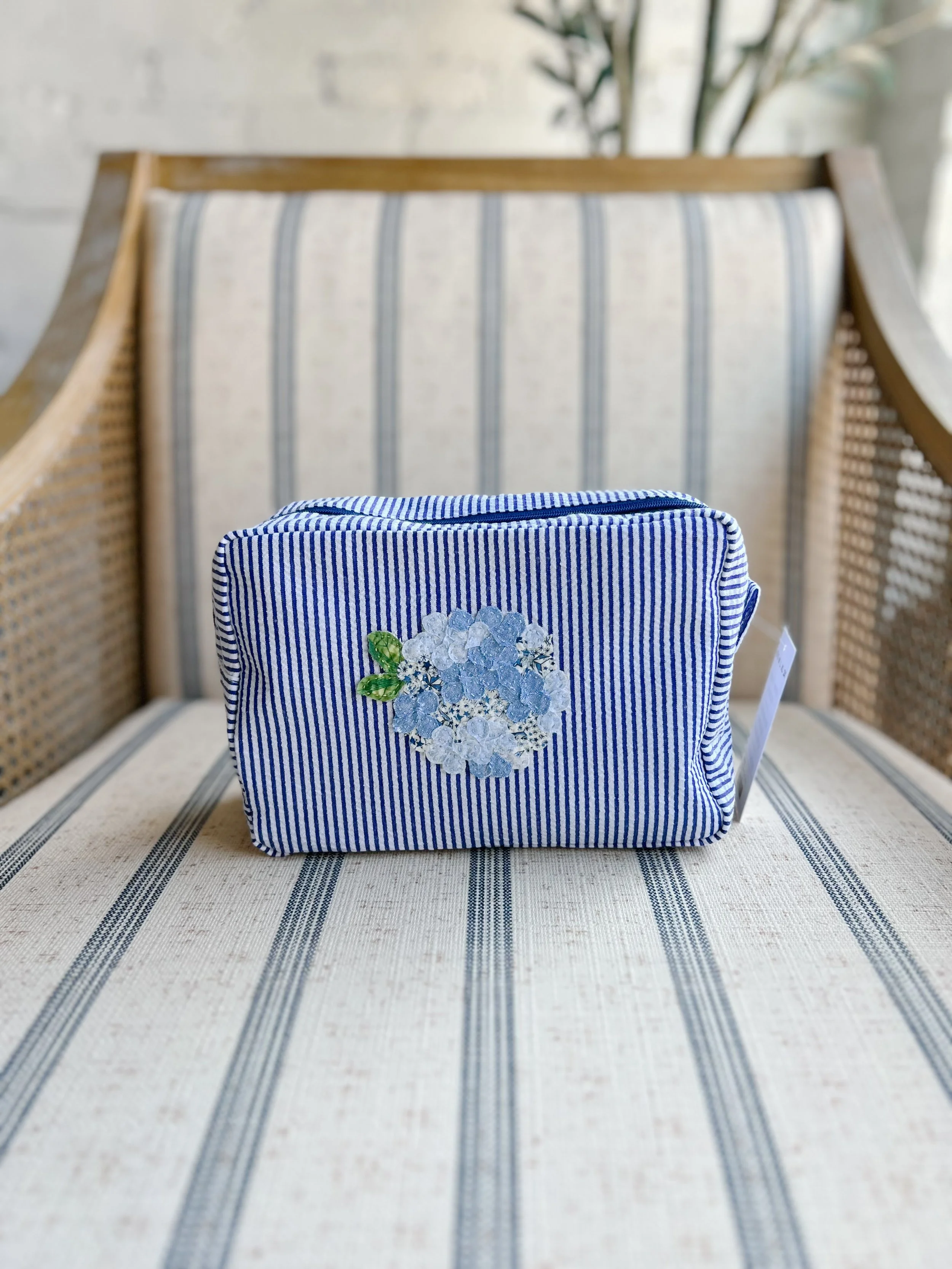 Seersucker Hydrangea Pouch – Navy with Blue Hydrangea 10