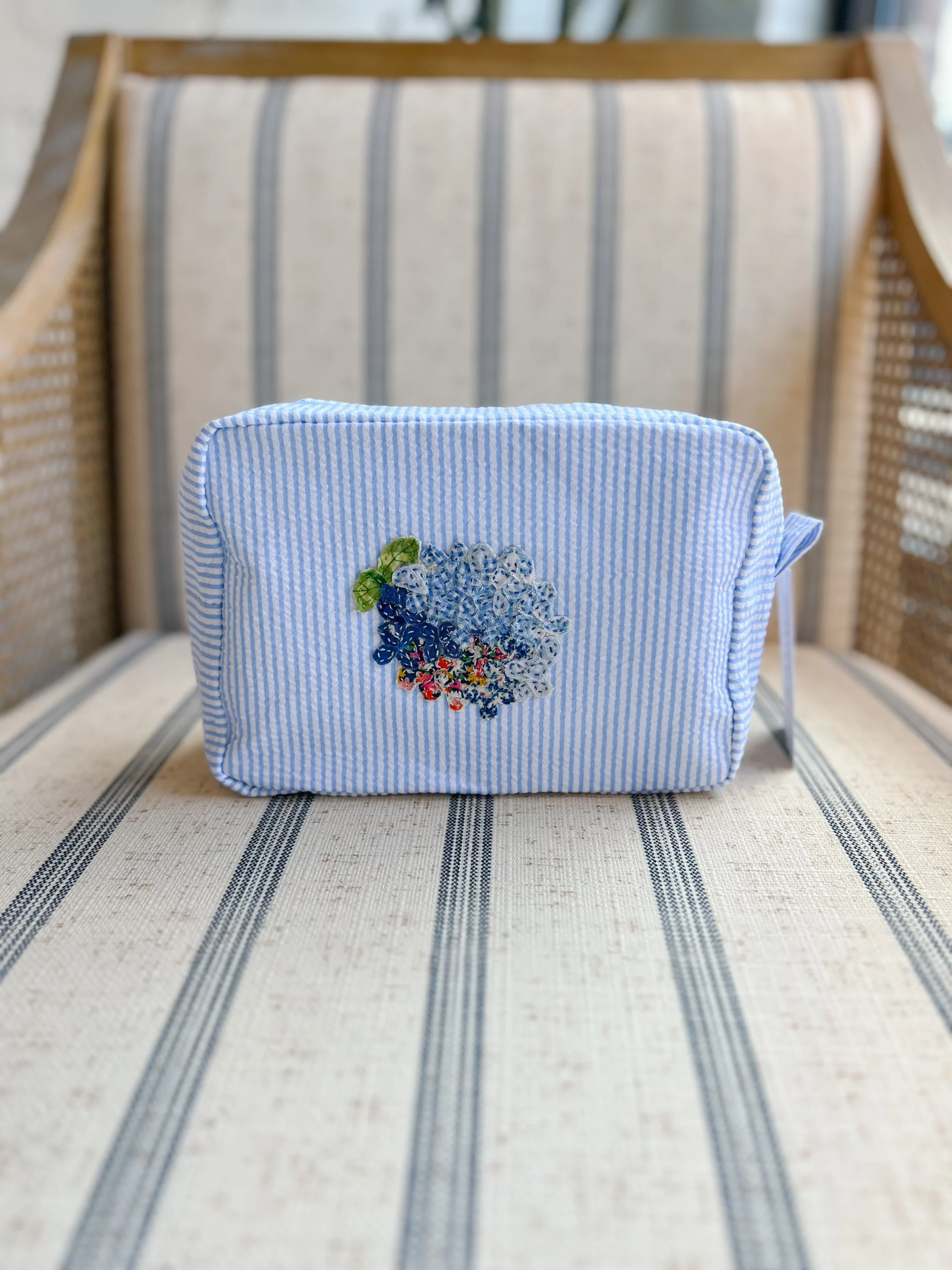 Seersucker Hydrangea Pouch – Light Blue with Blue Hydrangea 9