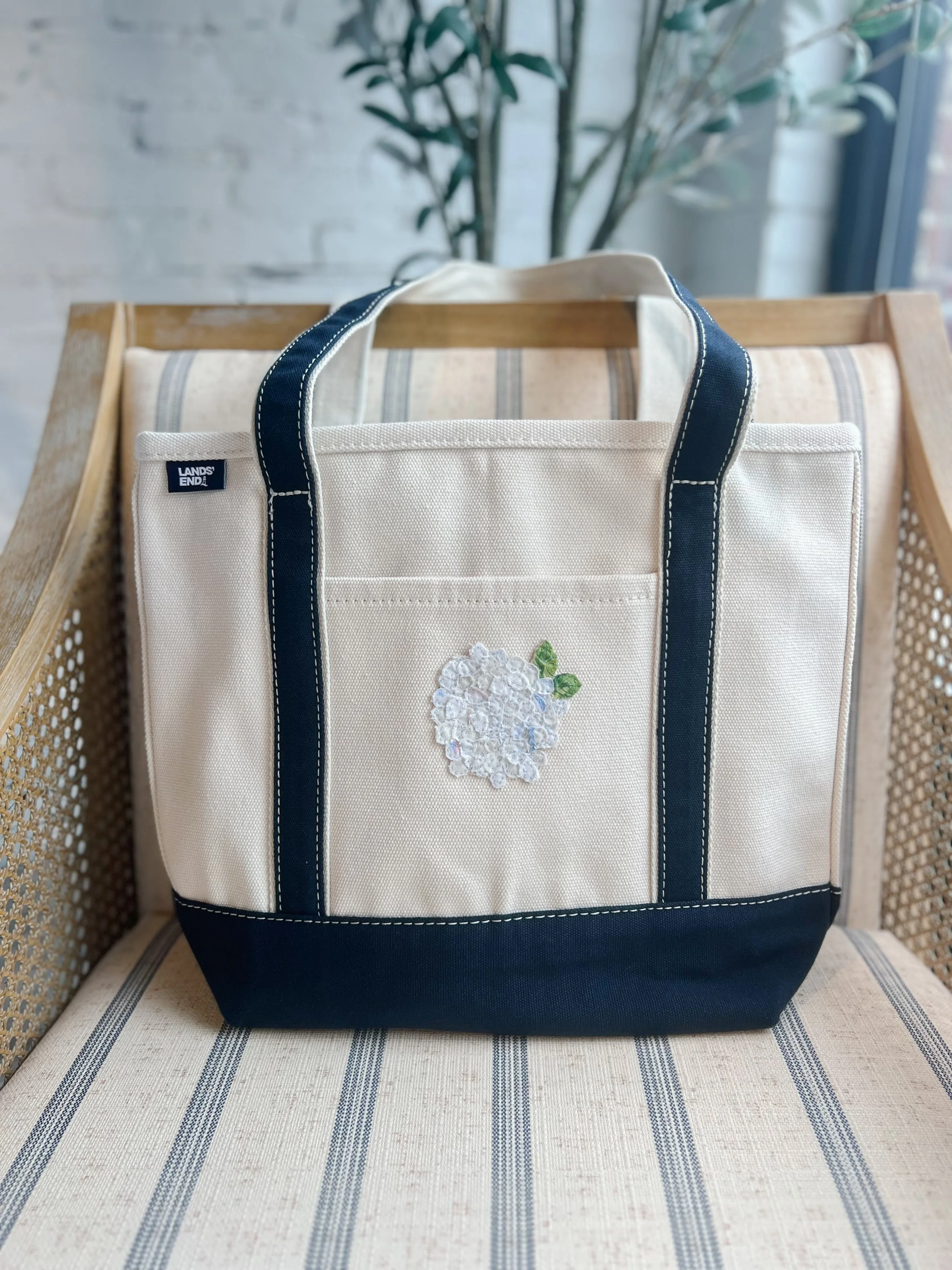 Navy Hydrangea Zip Top Tote – White Hydrangea 1