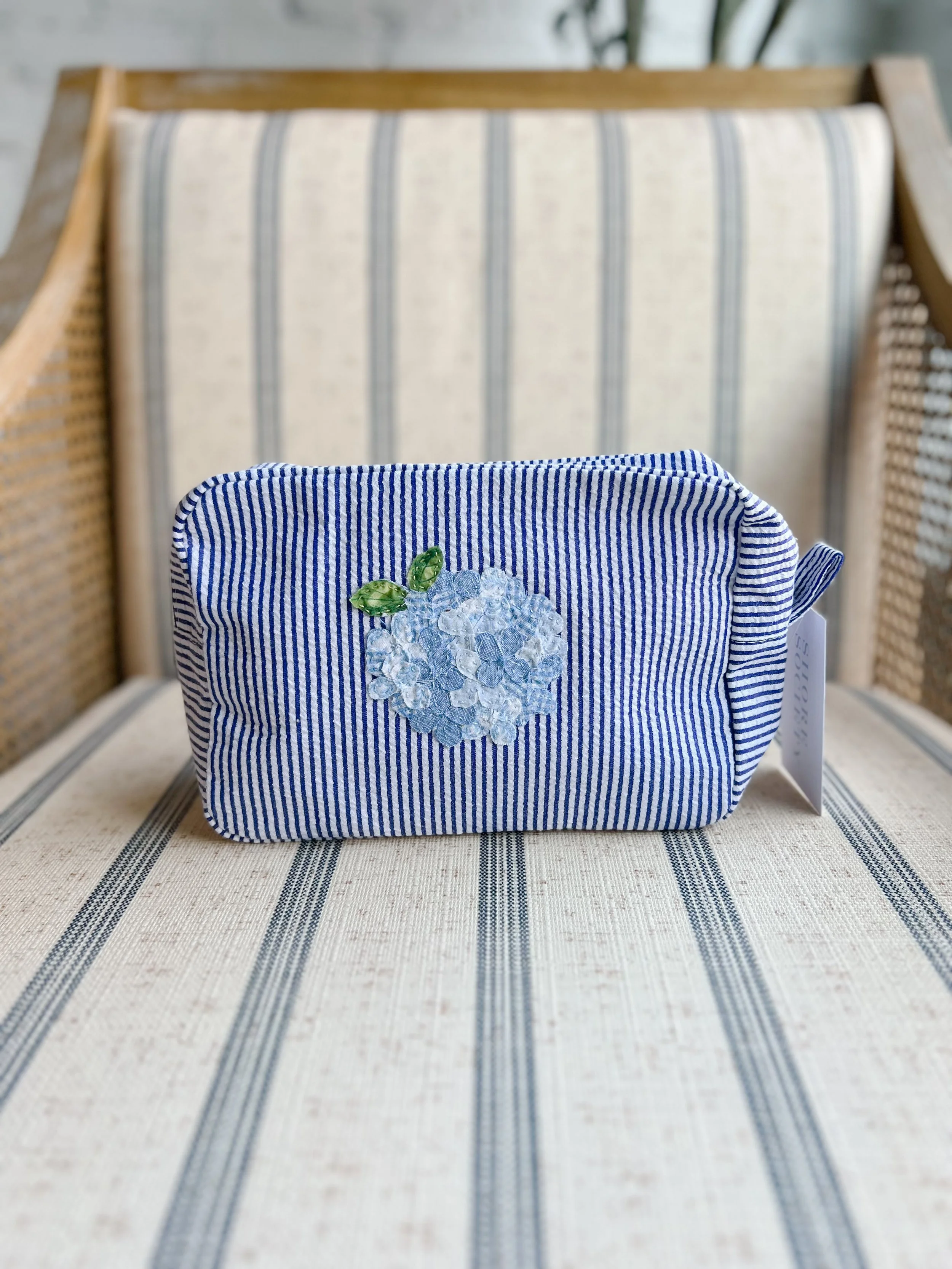 Seersucker Hydrangea Pouch – Navy with Blue Hydrangea 4